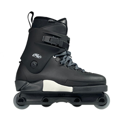 Schwarzer Aggressive-Inline-Skate mit Schnürung, Riemenverschluss und 4 Rollen
